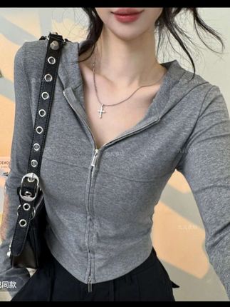 2025春秋连帽短款设计感上衣女拉链甜辣显瘦长袖T恤开衫潮#上衣 #T恤 #开衫 #甜辣风穿搭 #长袖t恤
