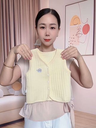 当妈后才知道,还是小马甲最实穿,特别是早晚温差大,夏天在空调房里,穿上一件马甲既不闷热还能很好的护住宝宝的前胸后背不着凉 #萌娃穿搭 #春秋新款 #马甲背心#舒适透气