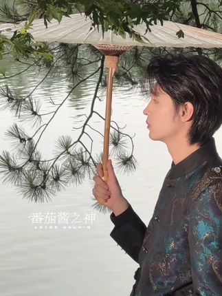 那位秦家公子…怎么可以这么帅!@秦霄贤 看到哥撑伞出来的一瞬我就想到这首歌啦!也属于好早之前的一首歌了…#秦霄贤 #少年感 #一眼沦陷