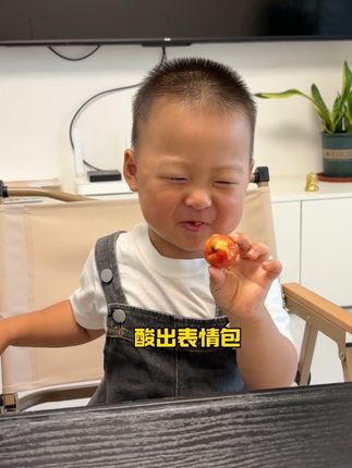 眼皮子底下耍赖 他爸赢不了一点哈哈哈#萌娃搞笑日常 #亲子互动 #小小伞 #小小伞钙镁锌