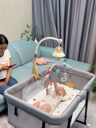 自从爸爸买了这个#床头摇铃,宝宝自己一个人能玩好久也不哭,老母亲早上洗漱上厕所吃饭,再也不用急急忙忙了,彻底解放双手#母婴好物