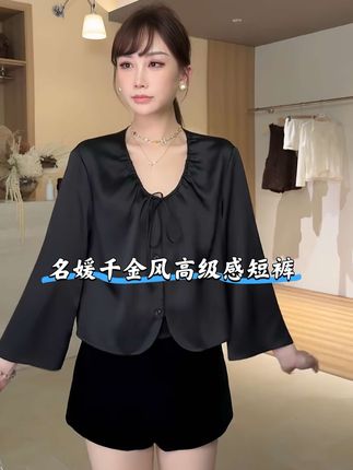 复古轻奢名媛千金风高级感丝绒腰头拼接短裤!#高级感穿搭 #显高显瘦显腿长 #百搭裤子 #名媛千金穿搭 #减龄穿搭