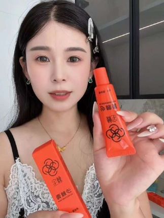 一到换季嘴巴干裂起皮,出门真的很影响形象,还好我用了它!#棘宝沙棘膏 #棘宝 #换季救星