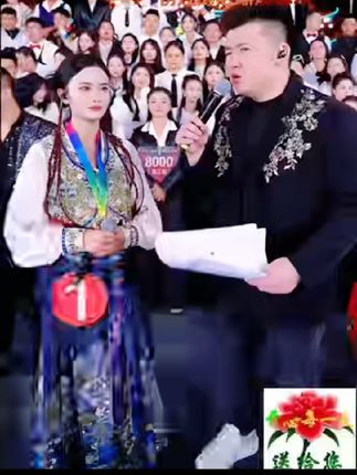 森弟推荐这款染发剂,你想染就染的这样的一个染发产品,你就当你梳头一样,一挤一 梳就可以了,他自己带一个梳子按压,就你单手就能够操作,你就平常一挤一梳,轻轻 松松的就给他染上了,而且自带梳子。所以的话呢,它能够做到每一丝每一缕,自己在 家里面也不用劳烦别人了,植物配方,所以闻起来一点不冲鼻,这个染发效果非常的好 啊,头发颜色就是自然黑,那么还有的一个棕黑色会偏浅一点,这个颜色会偏棕一点。 有的是一个栗棕色,他这个都要经过各项的检测,是真正的能够做到有这样的一个效果 ,同时是合格的操作,非常方便。 #木森大舞台 #木森大舞台有才你就来 #百年扁氏染发剂 #嗨翻全场 #无限回购的宝藏单品