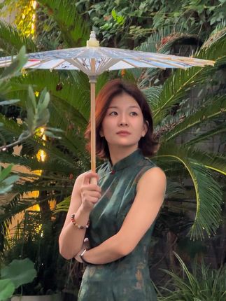夏天的未完待续 秋天我们慢慢再说吧! 旗袍是一种纪念也是一段故事!#陈小姐 #栾树 #旅行碎片回忆 #街拍#白月光
