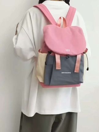 多口袋的休闲双肩书包。#学生书包#休闲包#巨量千川。#抖音创作者小助手。