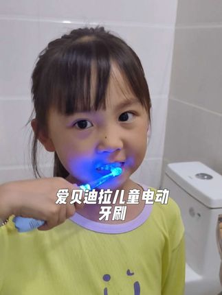 让孩子爱上刷牙的牙刷,就是爱贝迪拉家的儿童电动牙刷,可爱小企鹅造型搭配七彩炫光,刷的干净,孩子还喜欢刷#牙刷#儿童牙刷#儿童电动牙刷#爱贝迪拉#母婴好物