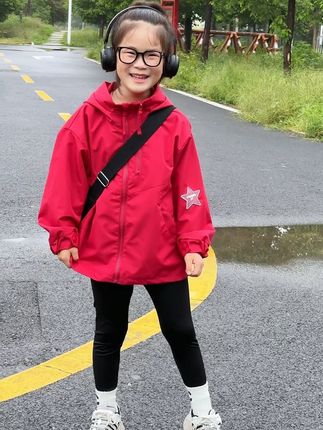 我们这一代父母好像都很会爱小孩 衣服鞋子早早就准备好下个季节的 喜欢的东西不用她过多要求 妈妈就备好了 每天给她玩的和用的 包括生活的环境收拾得干干净净的 会照顾她的情绪尊重她的想法虽然很普通的家庭 但也在努力的给她最好的#我的女孩👧🏻 #生女儿就是用来打扮的 #冲锋衣 #高品质童装 #潮童穿搭