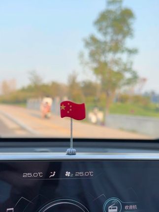 马上国庆节了,红旗小摆件安排起来,摆在车里家里办公室电脑上都好看#汽车装饰品 #汽车装饰品