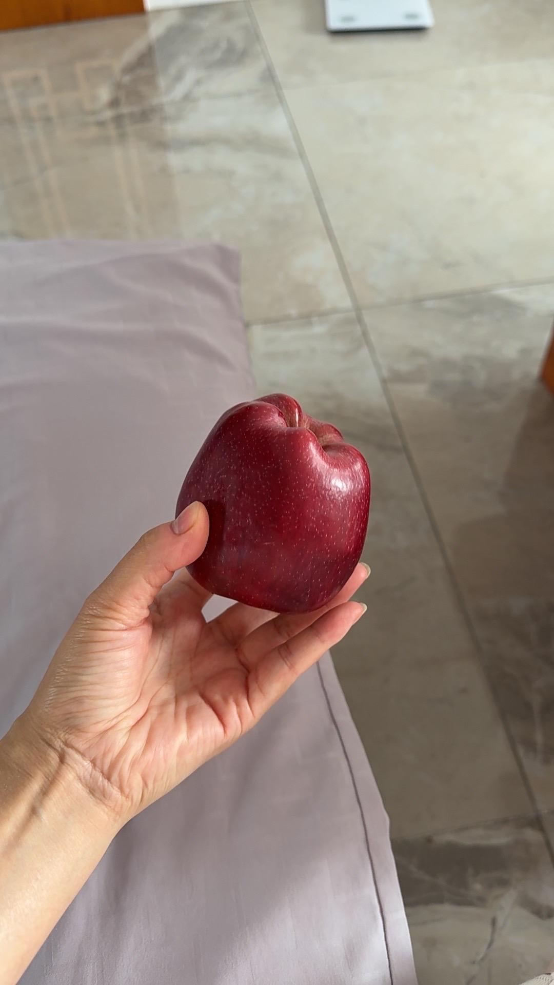 这次发的苹果好小 和上次买的没法比 一次不如一次了 不会在回购了,这是挑最红的发的#我在抖音买买买