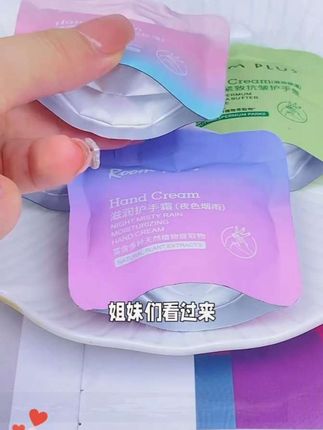 三十克放包里完全不占地,随手一涂就像喷了香水,前调栀子花,后调麝香,自带高级氛围感