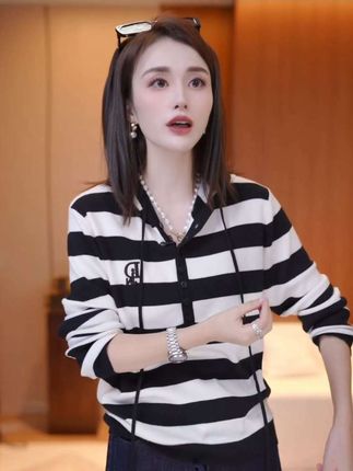 勤穿它气质加分,约会穿它温柔翻倍﹣﹣这件针织衫,真的百搭到犯规!#轩羽JDND #每日分享 #通勤搭配 #针织衫 #条纹控