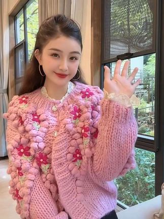 秋冬新款棒针豆豆钩花加厚开衫慵懒风甜美减龄短款外套#甜美风穿搭#洋气减龄#加厚保暖#秋冬新款#慵懒风穿搭@DOU+小助手