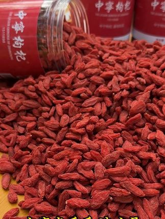 看颜色: 不是暗红!是鲜亮通透的橘红色,像天然小玛瑙!🍒 自然光下泛着诱人光泽~ ✨ 👉 看个头: 颗颗饱满圆润,均匀大粒!抓一把沉甸甸的,90%都能浮水上,料超足!💪 👉 看细节: 标志性的白色果蒂超明显!整齐又清晰,正宗血统的“身份证”!✅ #中宁枸杞 #三标一码防伪 #宁夏特产 #正品保障