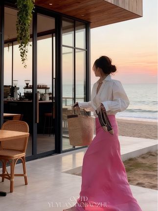 海边穿这个玫红色半裙真的美到了!高级感又亮眼~#秋季旅行的氛围感拉满了 #高级感穿搭 #出游穿搭 #极简穿搭 #海边裙子推荐