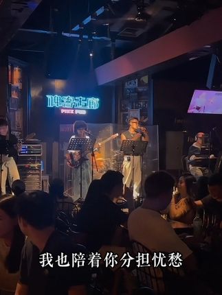 我遇见你很晚 但我会陪伴你很久 你若一直在 我便一直爱 你的过去 我来不及参与 你的未来 我一定奉陪到底#音乐种草计划