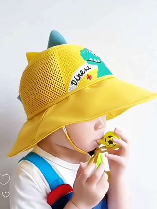 夏天给孩子选一款这样的儿童帽子吧!它是恐龙图案的渔夫帽,不仅好看,还实用,大檐帽子,出门戴上它可防紫外线,透气又舒服,快给你家宝贝买一个吧!