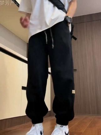 #创作灵感 降温了,终于可以穿上这条加绒卫裤了,松紧腰头,抽绳可调节弹力,束脚口舒适,面料柔软细腻,内里是一体绒设计,上身挺括有型,保暖又好看#束脚卫裤 #休闲裤 #加绒卫裤 #穿搭