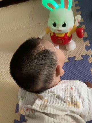 起来就自己翻来爬起看兔子啦#宝妈带娃 #小福兔玩具 #抬头训练 #母婴好物 #好物推荐🔥