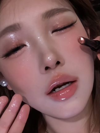 谁能拒绝一抹成妆的爆闪眼影,巨适合懒人新手姐妹!#眼影棒 #新手化妆教程 #平价彩妆 #亚裔妆容 #日常妆