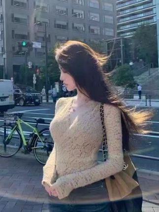 #温柔穿搭 #气质范 2025新款秋辣妹交叉V领褶皱收腰显瘦蕾丝上衣打底衫女T恤