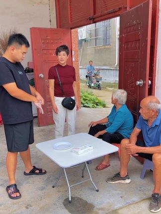 视频同款德州五香鸡39块9拍下到手3只,开袋即食,脱骨入味,老少皆宜喜欢吃的朋友们拍去吧!