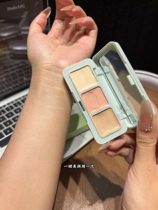 不到5块买到的三色遮瑕膏也太好用了,分区遮瑕安排的明明白白,新手练手也超级合适!#平价彩妆 #遮瑕#学生党好物推荐 #种草好物