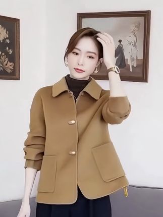 宝子们,被问爆的春秋新款来啦!这件驼色短外套,版型超正, 质感满满,搭配黑色直筒裤,干练又优雅,无论是职场通勤还是日常出街都超合适~ #春秋女装穿搭 #驼色外套穿搭 #气质职场穿搭 #短外套搭配推荐 #时尚通勤装