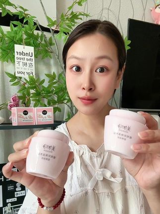 你们别笑,我自从用了这个美加净的银耳珍珠霜之后,我的皮肤真的变得超级好。#护肤好物 #每日护肤 #美加净银耳珍珠滋养蜜 #强烈推荐 #面霜