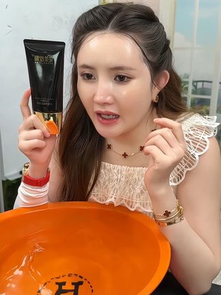 完美缇娜洁面乳,植物氨基酸,料体浓稠泡沫绵密,上脸不辣眼睛,温和清洁,不紧绷不假滑,净澈肌肤水润肌肤,油脂灰尘污渍通通带走#洗面奶 #氨基酸洗面奶