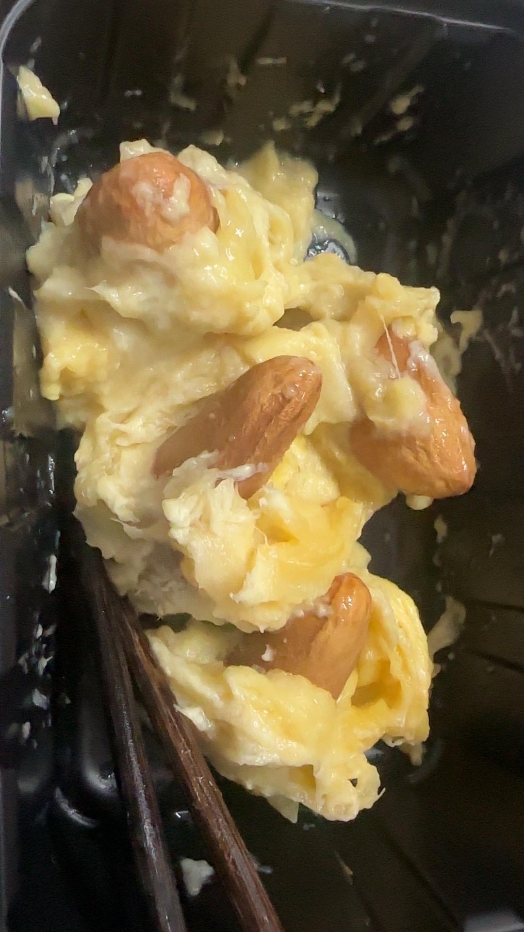 口感味道:不好吃,一块肉就4个大核,斤两全部在核上了,这个品种不好,以后我再也不会在网上买榴莲了,害怕了,大家都不要买了!就是一个坑! 新鲜度:看着新鲜,打开解冻就不新鲜了! 包装品质:包装还可以, 商品分量:就是核大,肉少,还没发吃