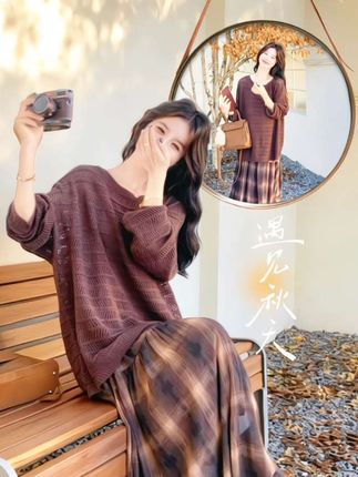 2025秋|把美拉德的温柔,织进这组复古套装里 秋风刚染黄第一片叶,就遇见了这套「氛围感作弊器」。 咖色镂空针织衫是秋日的温柔注脚,细腻毛线裹着恰到好处的暖意,镂空纹理在光下晃出细碎的影,不刻意却把松弛感拉满。 内搭的格纹吊带裙藏着复古小心思,经典格纹自带时光滤镜,吊带轻轻落在锁骨处,修身剪裁悄悄勾勒出腰臀线条,走路时裙摆带起的风,都沾着优雅的气息。 不用费脑搭配,两件套凑在一起,是咖色与格纹的默契,也是温柔与复古的碰撞。约会时配双小皮鞋,日常搭件风衣,甚至只是在街角咖啡馆坐一坐,都像从秋日画报里走出来。 2025的秋天,别让穿搭辜负好时节,这套美拉德套装,值得和落叶、暖阳一起收藏。 #2025秋季新款 #美拉德复古咖色 #镂空针织衫 #格纹吊带裙 #高级感两件套