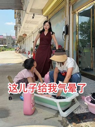 家里用的这个爆能小苏打香氛洗衣液洗衣服,香味可好闻了!洗衣服洗得干净又柔软,到手一大桶13斤,能用很长时间了,姐妹们赶紧冲呀!#小苏打香水洗衣液 #洗衣液 #污渍轻松去除 #超便宜超划算 #平价好物