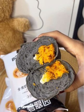 馅料超级丰富!满满当当的肉松和麻薯,一口下去超满足!#碧翠园欧包 #肉松欧包 #面包 #早餐吃什么