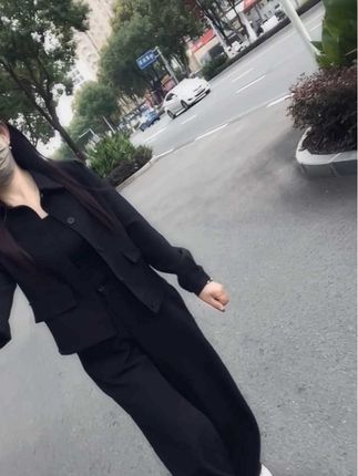 “被这一段话共情了:我们到了一定的年纪,才会发现,人生其实有很多东西是,可有可无,可去可留的,一生很短,其实没有什么大彻大悟,无非是步步错步步悟,边走边悟,能够治愈你的,从来都不是时间,而是你心里的那份执着和释怀!#穿搭