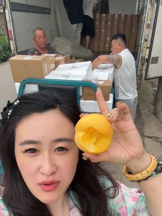 今日份发货又是1000多单!感谢昨天直播间下单的兄弟姐妹家人们,还有抖店店铺在后台下单的老板们!是你们让我越来越优秀!我永远真诚,永远努力,不会骄傲!网络让我认识了优秀的姐妹,她总是默默地支持着我,我永远感恩她!我会加倍努力做好,未来可期!只要你们信任我,我就会更加努力更加用心!我和客户经常说的一句话就是,我就是你们最好的售后保障,只要你们不是恶意找事,我就会真诚给你们解决!加油!滨水商贸有限公司,会做的更大更强!#努力就会有收获 @烟台滨水商贸有限公司