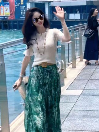 被追问800遍的夏日松弛感穿搭🌿 谁懂啊!这套穿搭直接把“温柔松弛感”焊在身上了✨ ✔️ 上衣是软糯亲肤的针织面料,半袖设计藏肉又显肩窄,领口小细节精致到哭,搭配串珠项链,氛围感拉满~ ✔️ 重点夸夸这条绿裙!高腰+大裙摆剪裁,瞬间拉长腿部线条,印花是清新的植物图案,走路带风超显气质,度假/通勤/约会都能穿,一键解锁“人在画中游”既视感🎨 ✔️ 搭配草编帽+镂空包包,踩双凉鞋,往江边一靠,妥妥的电影女主既视感!被路人追着问链接的程度,谁穿谁美哭🥹 这套真的把“慵懒高级感”拿捏死了,夏日想穿出松弛氛围的姐妹,闭眼抄作业! #碎花半身裙 #夏日穿搭 #气质穿搭 #松弛感穿搭 #时尚穿搭
