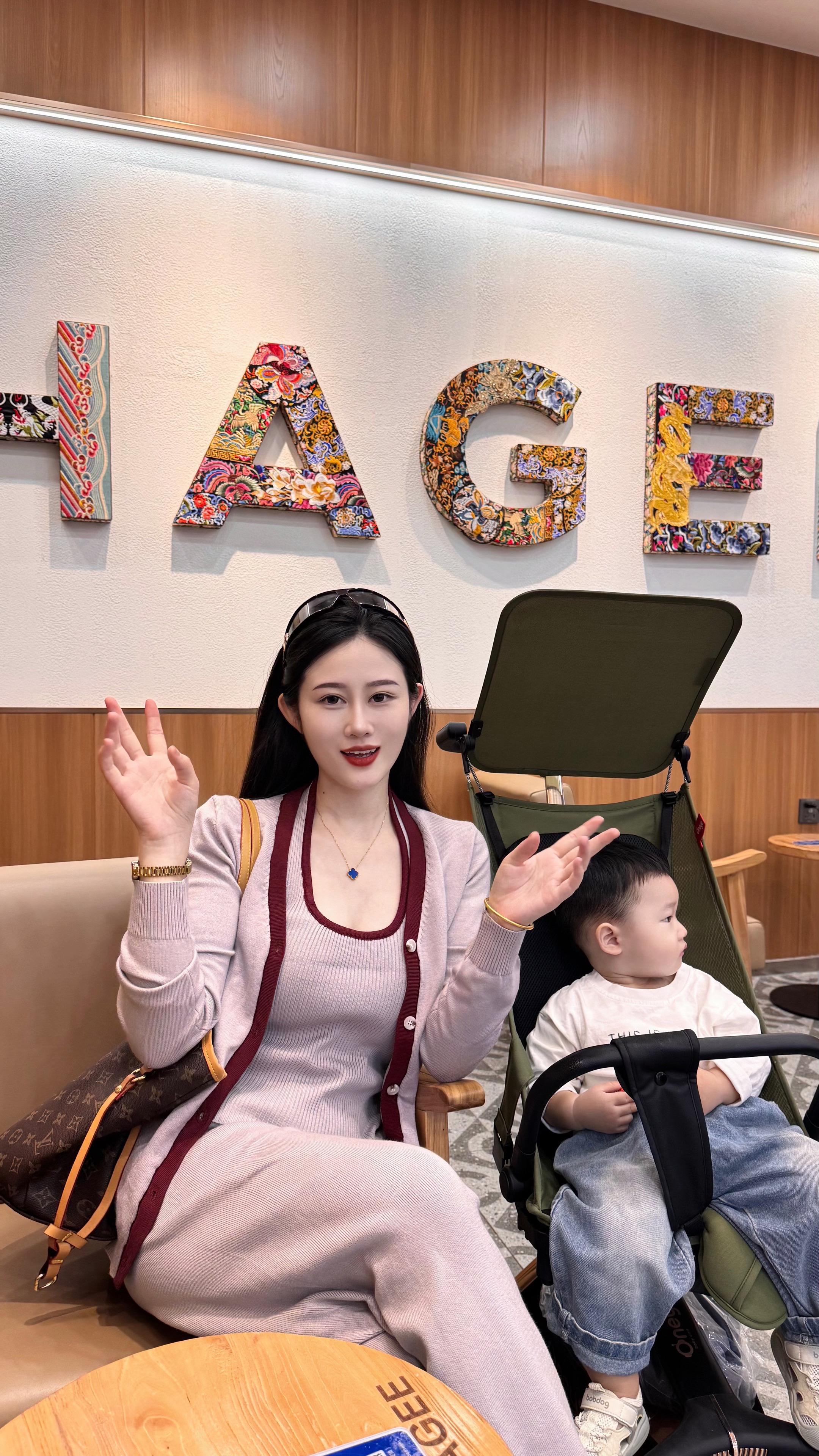 没什么大本事 就做好你的妈妈吧 陪你一年四季 慢慢的不再怀念自由自在的日子 任何事不如陪在你身边踏实 虽然自由可贵 但爱你更胜一筹#辣妈萌娃 #带娃日常#宝妈穿搭