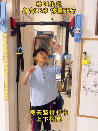 #单杠 悬垂拉伸 个子矮、含胸驼背、体态不佳,一定要让孩子每天单杠悬垂2-3分钟,一副单杠练全身#单杠健身 #居家健身有新招 #居家训练