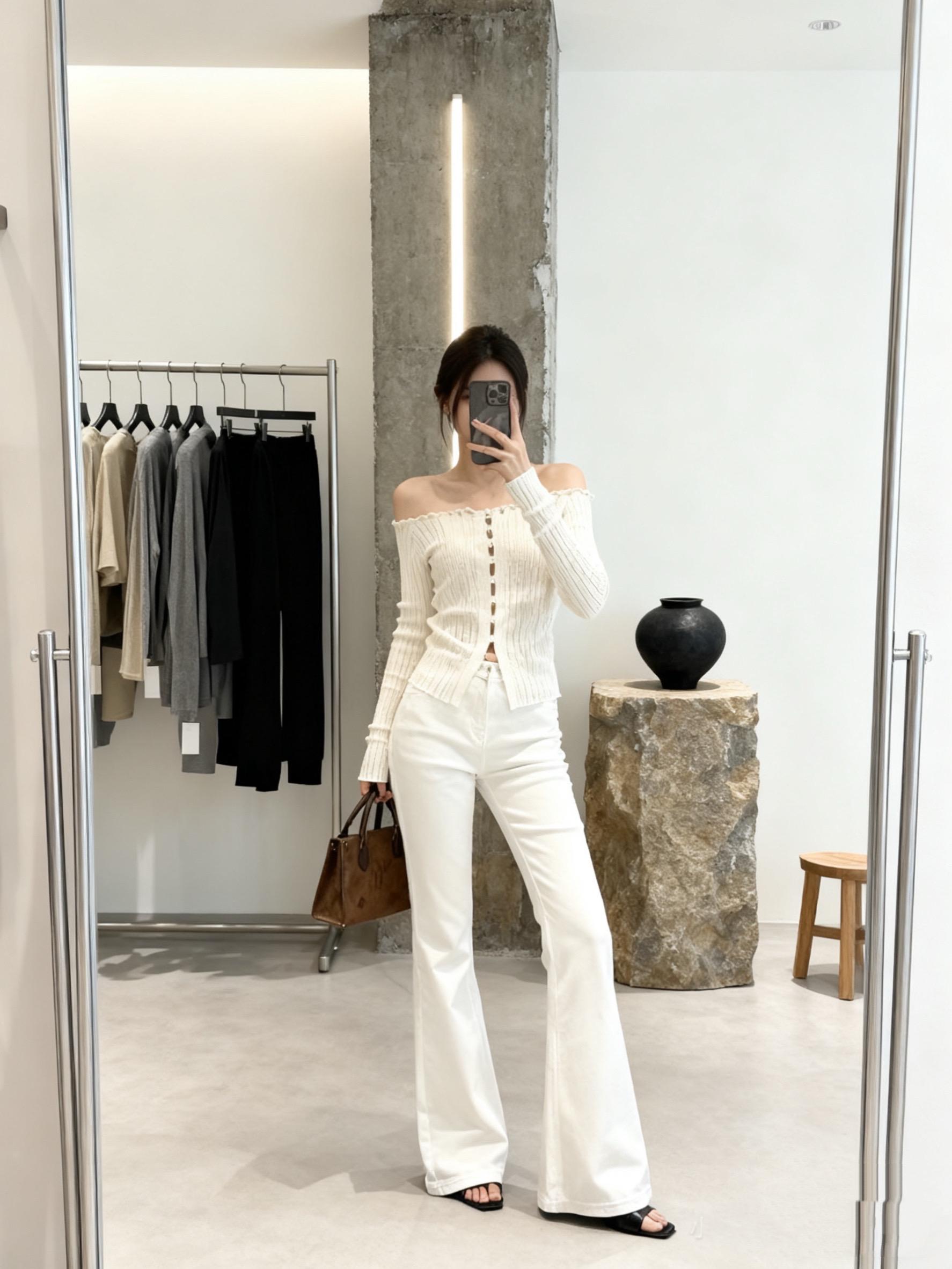 许妍激发了我的打扮欲。这套全白穿搭很清爽~露肩针织衫有点小性感,喇叭裤显腿长,简单又好看,日常出门这么穿很合适~#简约高级感穿搭 #轻熟风穿搭 #露思同款  #许妍穿搭