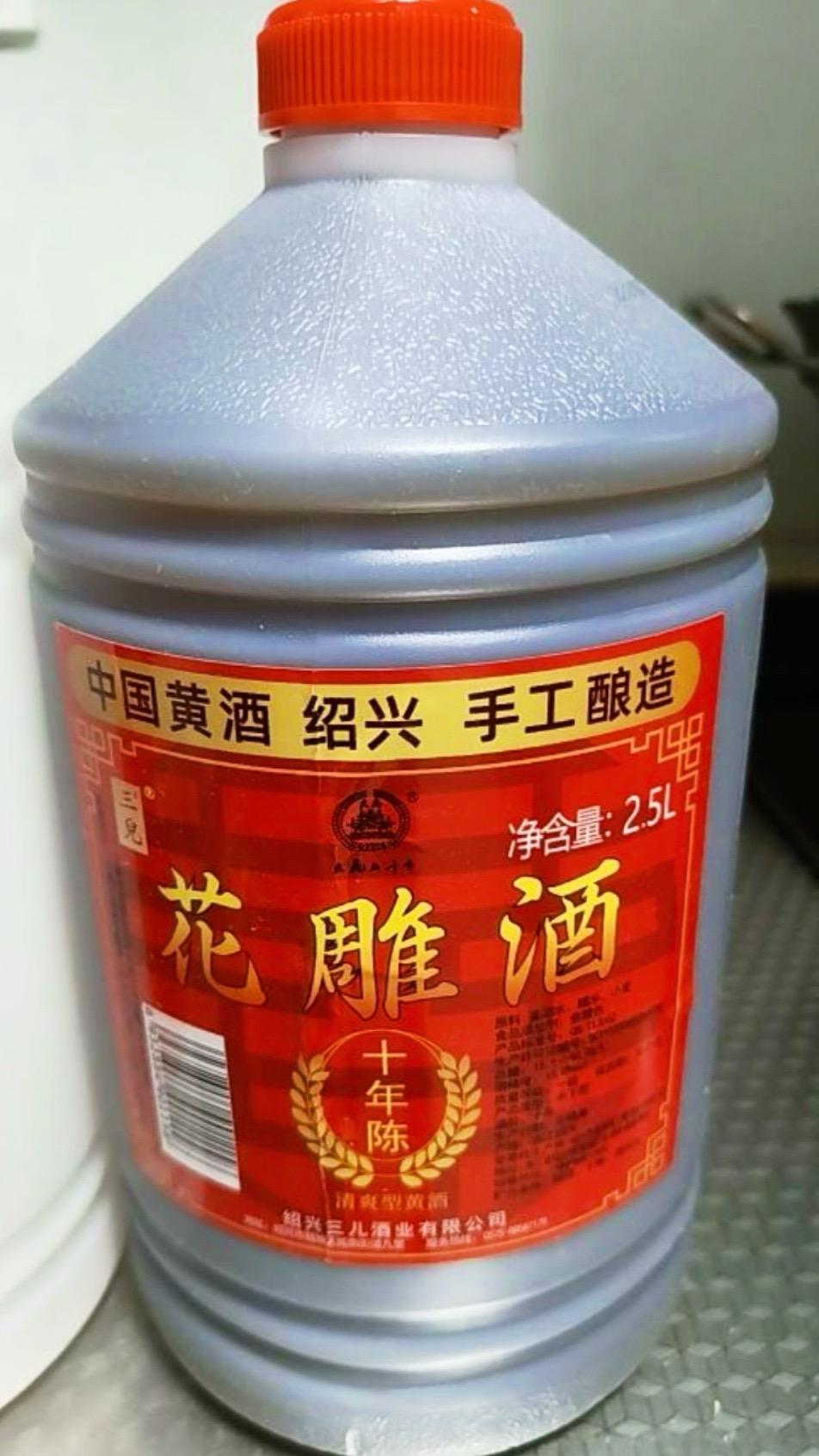 花雕酒。我家做饭从不用普通料酒,只认这个十年陈绍兴花料酒!线下买桶5斤装的得三四十,现在链接活动价直接封神! 一打开满屋子都是浓到上头的酒香,糯米+小麦自然发酵的就是不一样,晃一晃全是细密酒花,橙亮亮的颜色看着就有食欲!炒菜、炖肉、调饺子馅放一点,香味直接翻倍,还没有杂味! 5斤大桶能吃到过年,刷到还有库存的赶紧冲,这个价真的不常有,拍两桶才够吃!#花雕酒 #绍兴花雕酒 #绍兴花雕酒十年陈 #强烈推荐 #好物推荐🔥