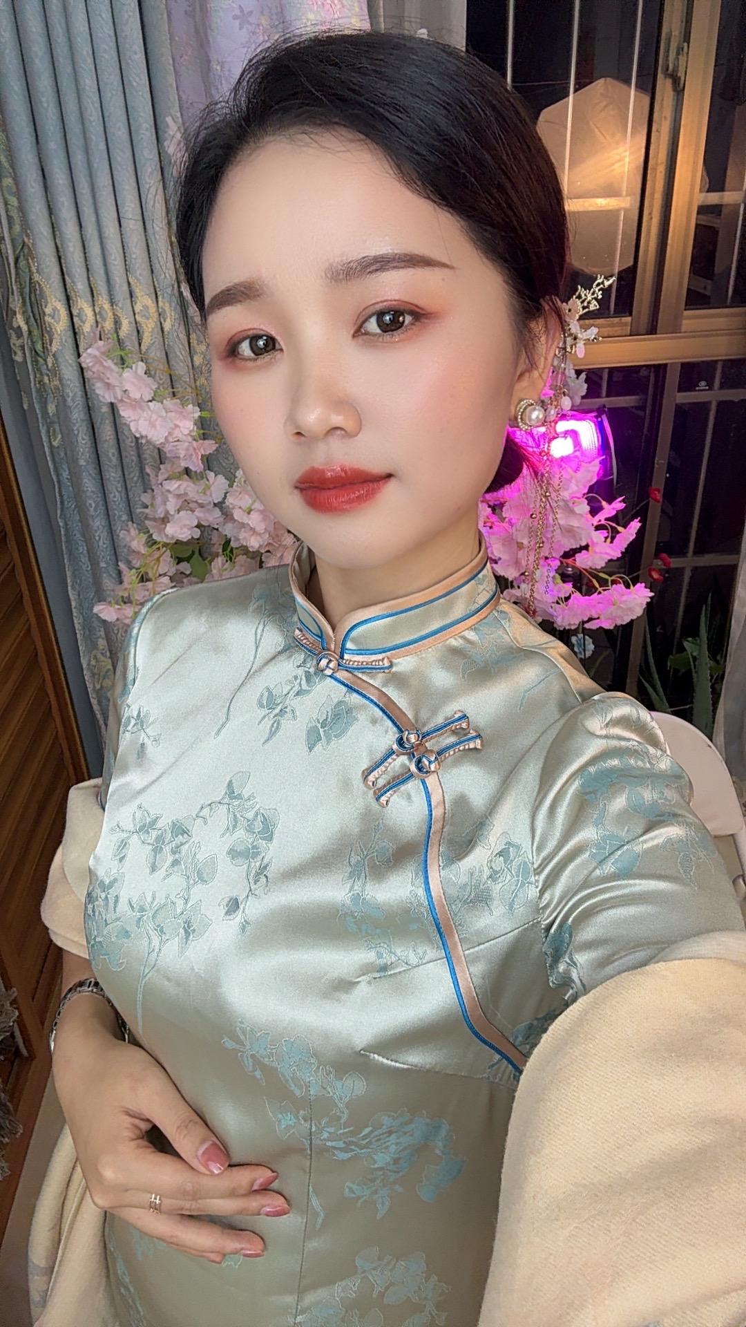 不必等特殊场合,一杯咖啡的晨光里,一件旗袍就能让寻常日子发光。裙摆轻晃时带起的风,是属于自己的,不疾不徐的浪漫。#中式旗袍 #旗袍国风 #中式造型 #古典韵味 #优雅气质