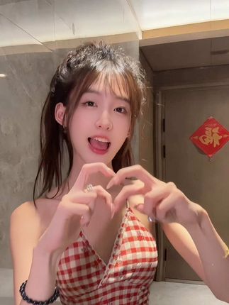 那晚你和我聊到凌晨 我以为你心里也有我 后来才知道你在美国#今天长这样 #甜美穿搭 #元气 #慢摇 #虎牙摇