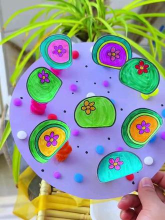 清明节主题画《会跳舞的青团》清明节有吃青团的习俗,陪小朋友用卡纸做会动的青团手工画吧,适合中班、大班的小朋友,一起来试试吧!#幼儿园手工 #春天手工 #清明节手工 #儿童创意手工 #亲子互动