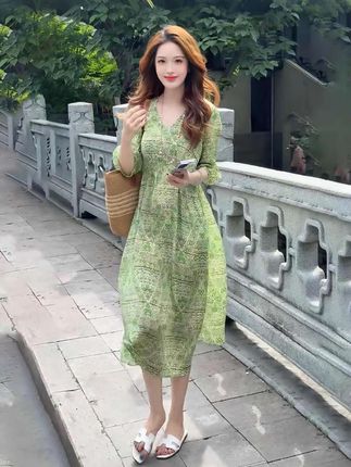夏季时尚轻奢气质慵懒法式V领连衣裙女2025新款显瘦绿色碎花小众#引领时尚潮流 #度假穿搭 #气质仙女裙穿搭 #出游穿搭 #优雅气质
