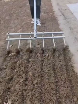 #创作灵感 大蒜拉沟器栽蒜种花生神器插蒜头人力耙子种植开沟机农用起垄工具#三农种植 #三农 #大蒜拉沟机
