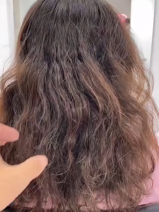 #上热门 千万别把这个蛋白霜当普通护发素来用,因为它是专门针对烫染受损的干枯毛躁头发,第一次用就惊艳到我了,里面满满的都是精华,可以快速渗透进发丝,就像做水疗spa一样享受吹干的头发又香又滑,还很有光泽感,关键是柔顺,头发干枯毛躁的姐妹赶紧多囤一些。#养发护发 #女人一定要保养