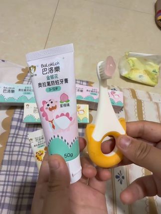 现在的妈妈都知道给孩子用#奥拉氟牙膏了,这个还特别添加了金银花提取物,更好的呵护孩子口腔 #母婴好物 #儿童牙膏