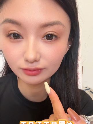 谁懂这个唇冻!一秒化水!镜面立体感马上出来,涂上它我去沙漠徒步都不担心嘴巴起皮了!