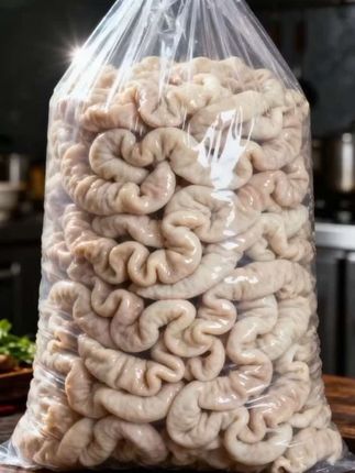 白水肥肠到手3斤 白水肥肠 免洗免切白水肥肠:厨房小白的“大餐速成神器” 不用费力洗去油腻,无需费心改刀处理,这款白水肥肠开袋就能直接用!厨房小白也能轻松搞定一顿硬菜,彻底告别处理肥肠的繁琐步骤。 精选新鲜肥肠原料,经过多道精细工艺处理,不仅去除了杂质和腥异味,还牢牢锁住醇厚肉香。不管是红烧出浓油赤酱的咸香,爆炒出焦香爽脆的口感,还是炖汤炖出鲜醇入味的滋味,简单烹饪就能香气扑鼻,吃起来Q弹有嚼劲,还不腻口,全家都爱这一口。 省时又省心,让你轻松实现“肥肠自由”,尽情享受地道肥肠美味! #肥肠 #太好吃了 #厨房好物推荐#懒人美食 #美食推荐